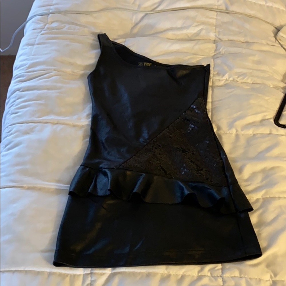 One-shoulder dress